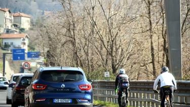 Ancora ciclisti in Superstrada e sempre nello stesso tratto, tra Civate e lo svincolo per Ello, ma in direzione opposta....