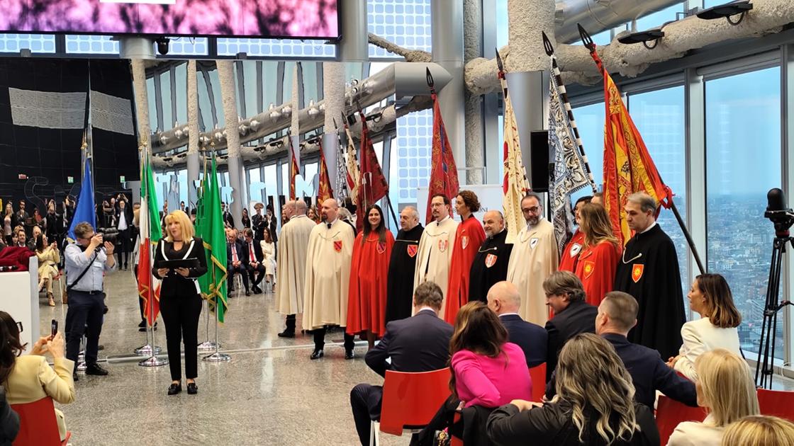 Il Palio di Legnano sul tetto di Milano: un aperitivo assieme a capitani, gran priori e castellane al 39° piano di Palazzo Lombardia Il Palio di Legnano sul tetto di Milano: un aperitivo assieme a capitani, gran priori e castellane al 39° piano di Palazzo Lombardia