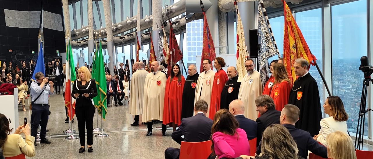 Il Palio di Legnano sul tetto di Milano: un aperitivo assieme a capitani, gran priori e castellane al 39° piano di Palazzo Lombardia