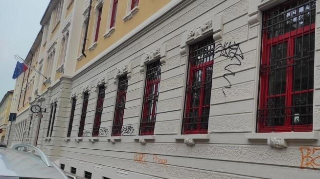 L’ultimo assalto di Sayer a Turro. La denuncia del Coordinamento dei comitati. La “tag“ su altri muri all’Ortica e a Lambrate: la polizia locale sta indagando. L’ultimo assalto di Sayer a Turro. La denuncia del Coordinamento dei comitati. La “tag“ su altri muri all’Ortica e a Lambrate: la polizia locale sta indagando.