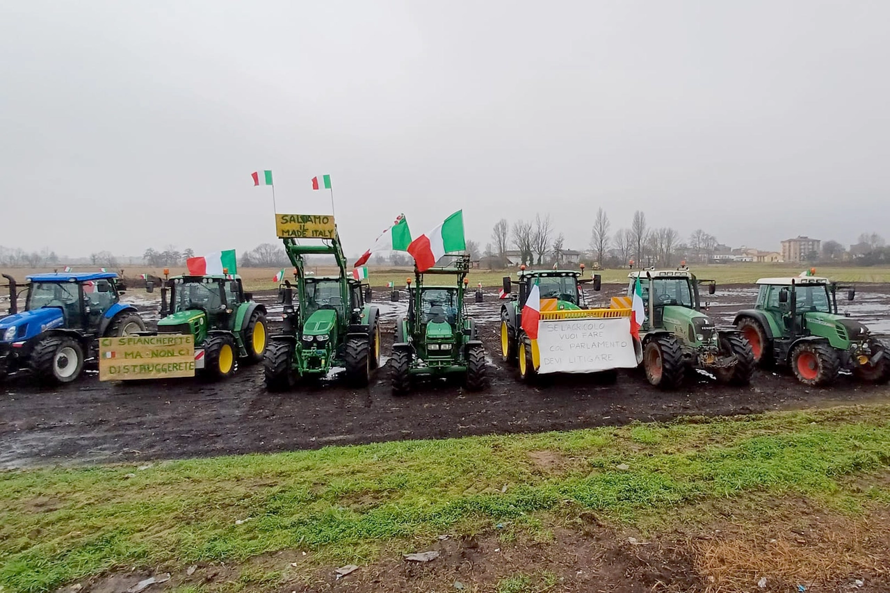 La protesta degli agricoltori a Binasco