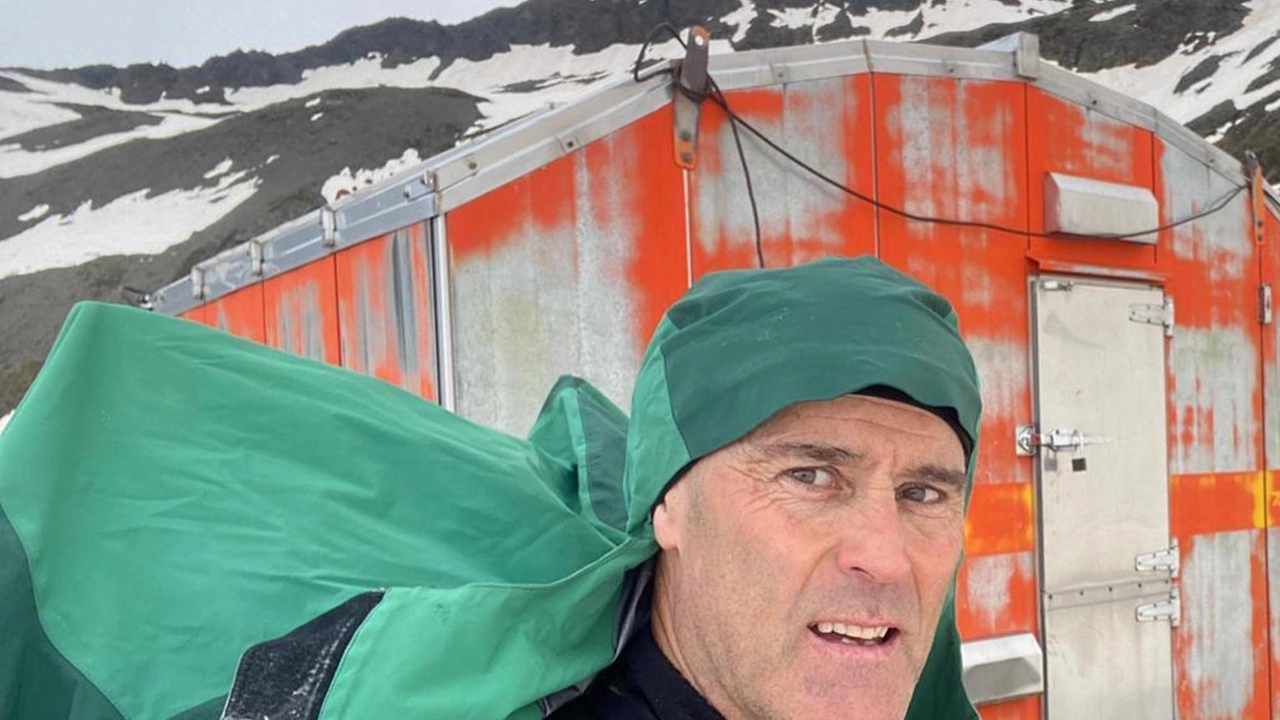 Il recupero del bivacco Pedranzini a Livigno, guidato da Marco Confortola, è stato possibile grazie alla collaborazione di varie istituzioni. Il Cai e il Cnr-Irpi avviano un progetto per monitorare lo stato di salute di rifugi e bivacchi sulle Alpi oltre i 2.800 metri a causa del degrado del permafrost. Il recupero del bivacco Pedranzini a Livigno, guidato da Marco Confortola, è stato possibile grazie alla collaborazione di varie istituzioni. Il Cai e il Cnr-Irpi avviano un progetto per monitorare lo stato di salute di rifugi e bivacchi sulle Alpi oltre i 2.800 metri a causa del degrado del permafrost.