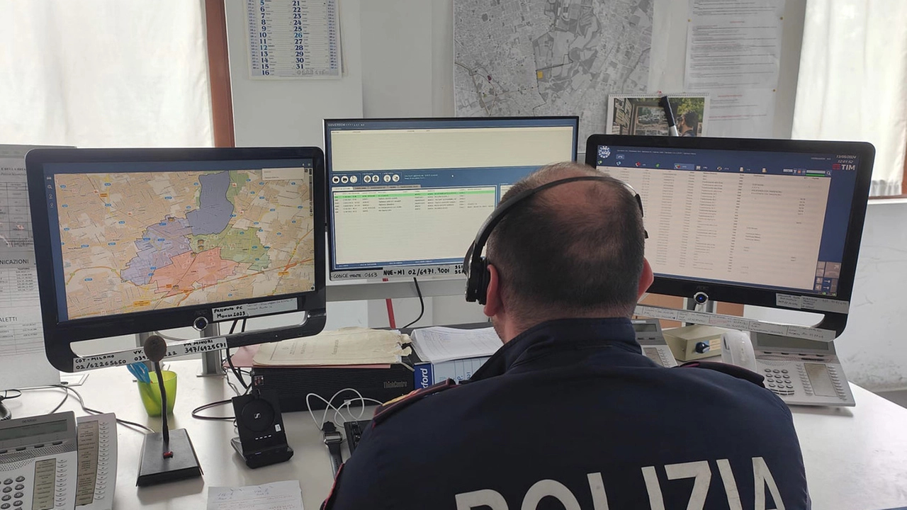 L'uomo è stato salvato dall'intervento della Polizia