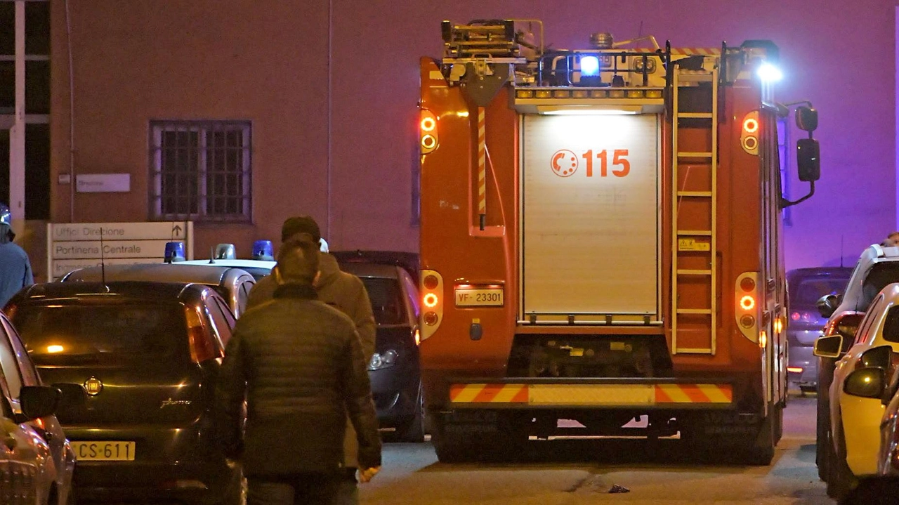 Un mezzo dei vigili del fuoco L’incendio è stato appiccato nella serata di venerdì Gli agenti sono stati trasferiti in ospedale e dimessi dopo le cure Un mezzo dei vigili del fuoco L’incendio è stato appiccato nella serata di venerdì Gli agenti sono stati trasferiti in ospedale e dimessi dopo le cure