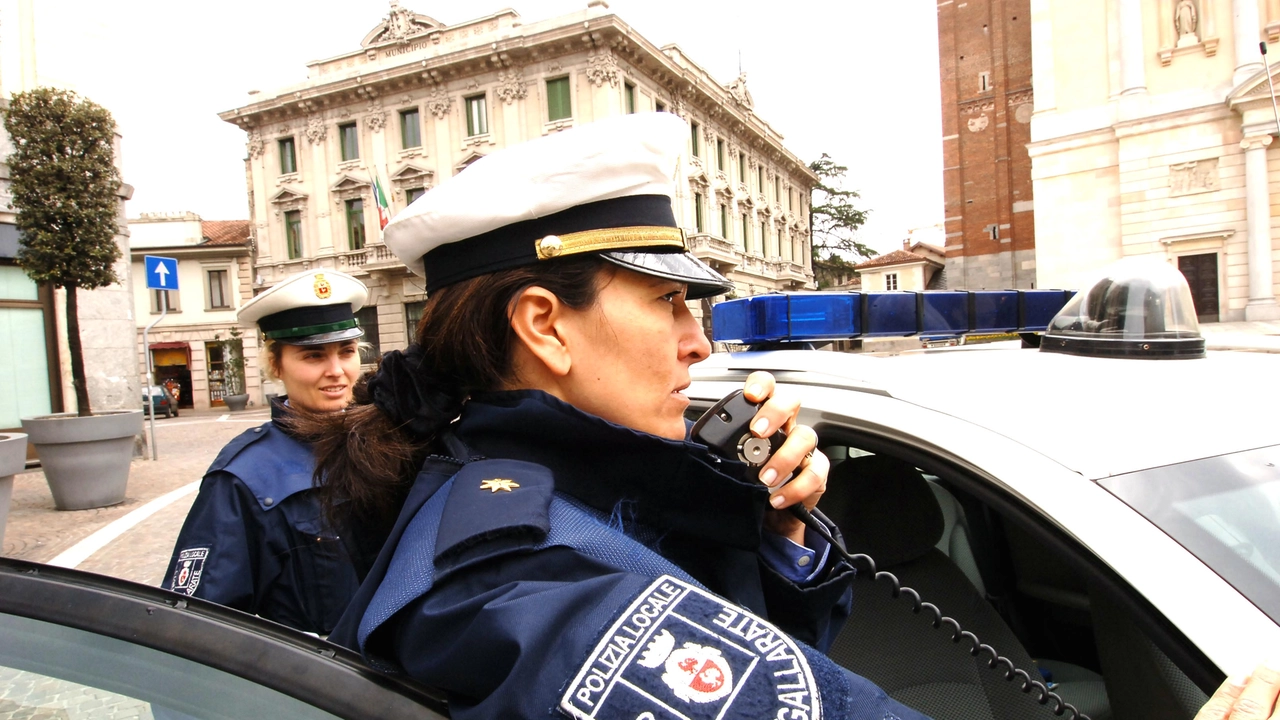 Agenti della polizia locale di Gallarate (foto di repertorio) Agenti della polizia locale di Gallarate (foto di repertorio)
