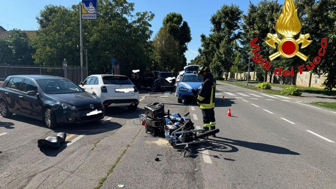 schianto tra due auto e una moto in viale piacenza ferito un 46enne