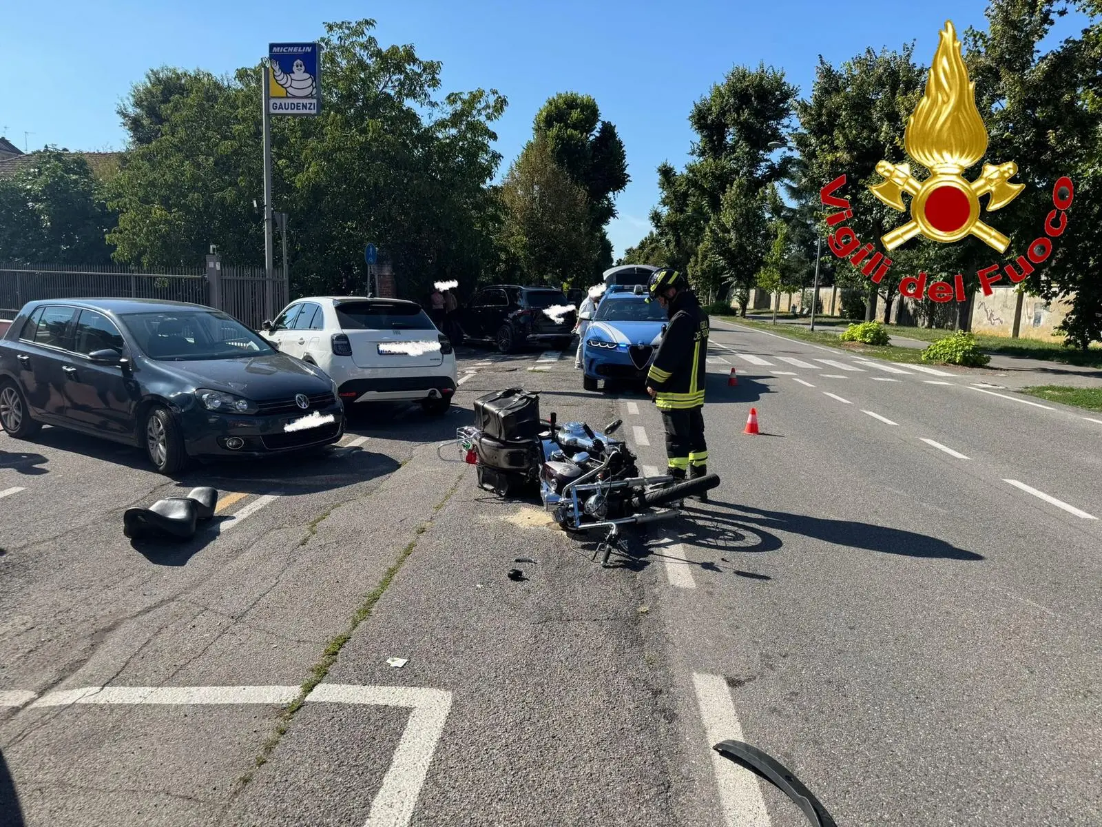 Schianto tra due auto e una moto in Viale Piacenza: ferito un 46enne
