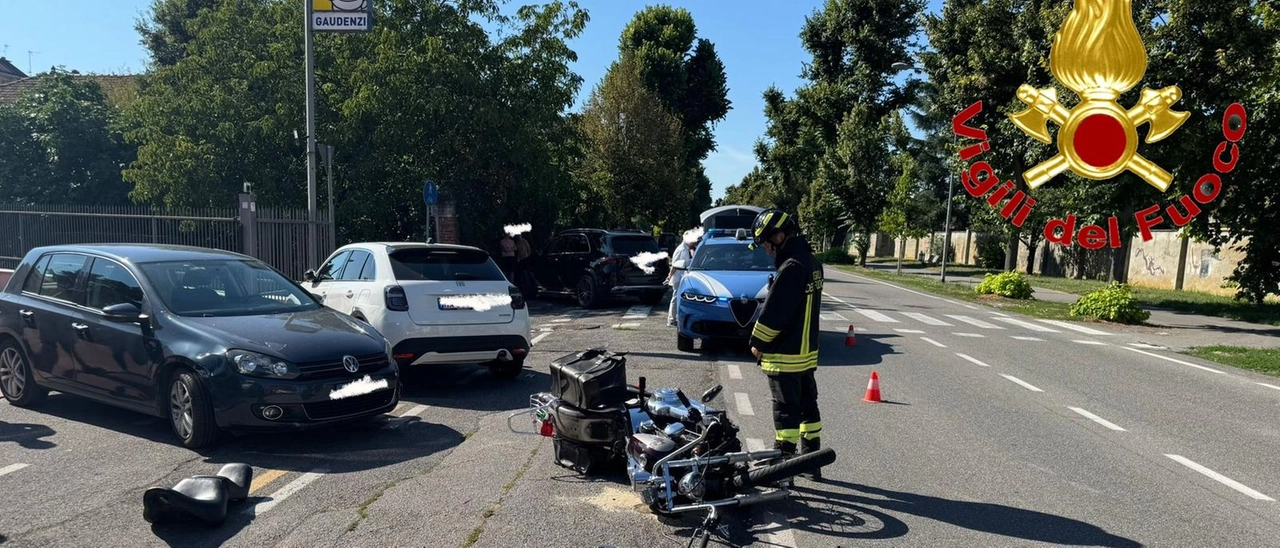Schianto tra due auto e una moto in Viale Piacenza: ferito un 46enne
