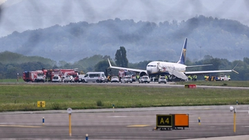 Orio al Serio, gomme di un aereo scoppiano in fase di atterraggio: aeroporto riaperto alle 19.30