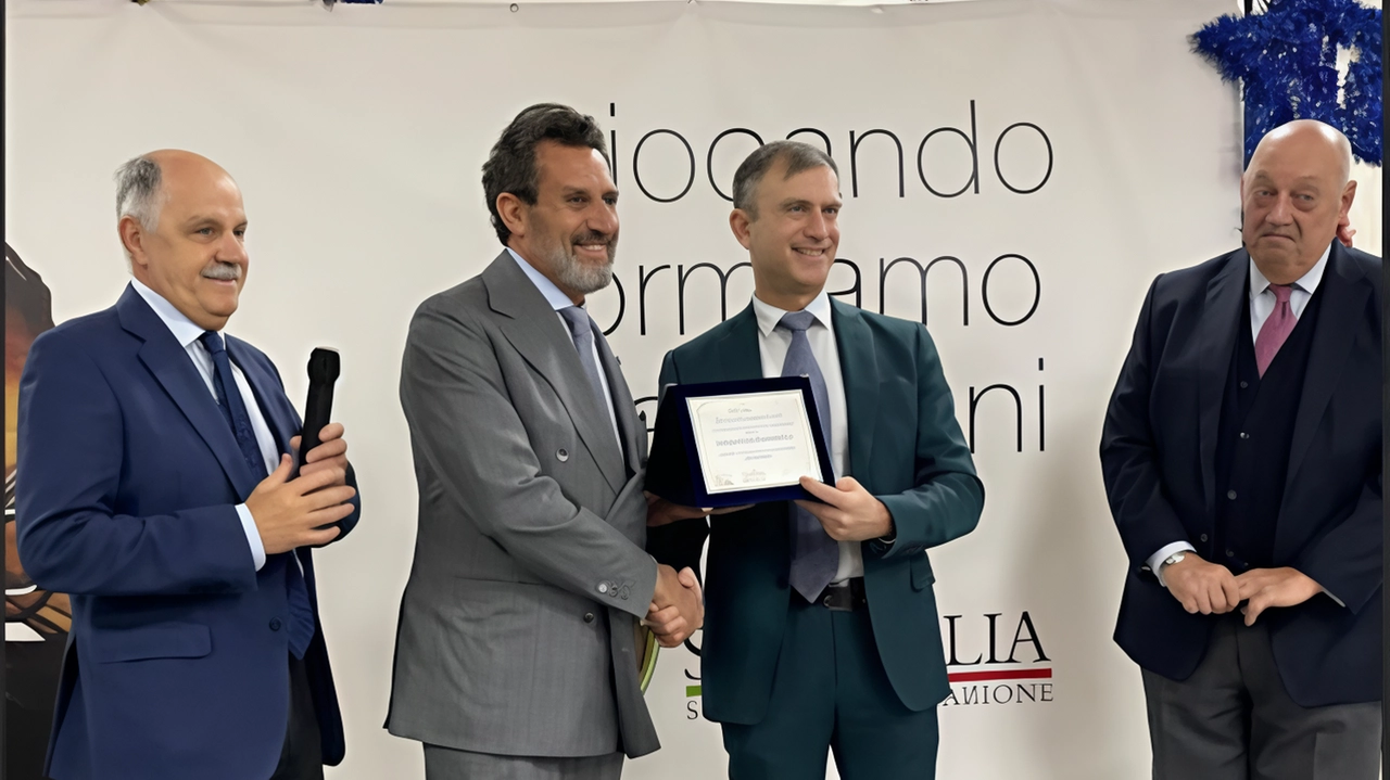Andrea Pantano, presidente della Libertas, ha ricevuto il. premio per la sua capacità di coinvolgere i giovani. promuovendo i valori. della Consulbrokers Andrea Pantano, presidente della Libertas, ha ricevuto il. premio per la sua capacità di coinvolgere i giovani. promuovendo i valori. della Consulbrokers