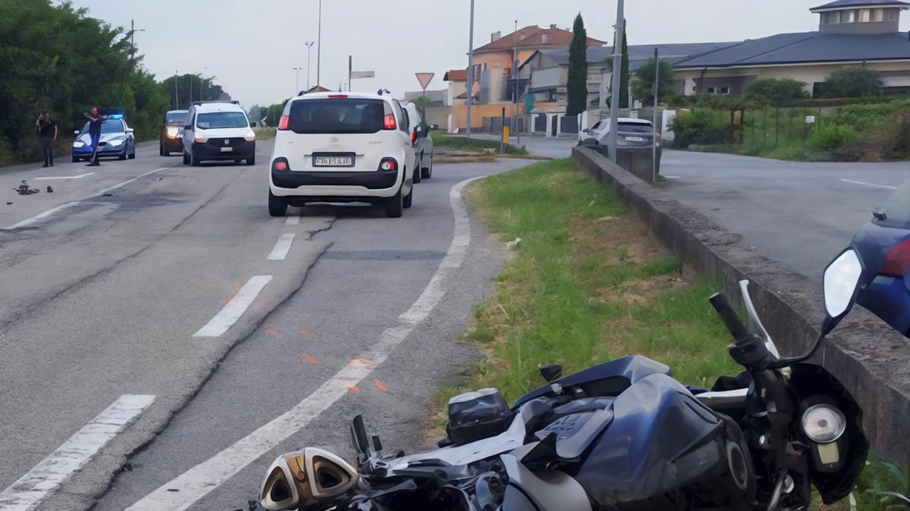 Un incidente stradale a Cava Manara ha gravemente ferito un motociclista di 43 anni proveniente da Zinasco. La dinamica dell'incidente è ancora oggetto di accertamenti da parte della Polstrada di Pavia. Il motociclista è stato trasportato in condizioni critiche al Policlinico San Matteo. Un incidente stradale a Cava Manara ha gravemente ferito un motociclista di 43 anni proveniente da Zinasco. La dinamica dell'incidente è ancora oggetto di accertamenti da parte della Polstrada di Pavia. Il motociclista è stato trasportato in condizioni critiche al Policlinico San Matteo.