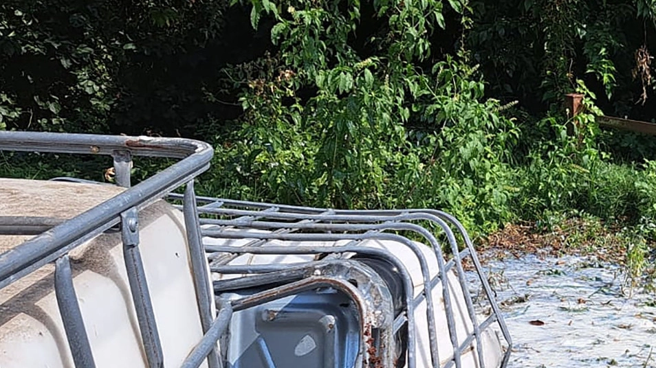 Lo scarico abusivo in via Trento Rho Lo scarico abusivo in via Trento Rho