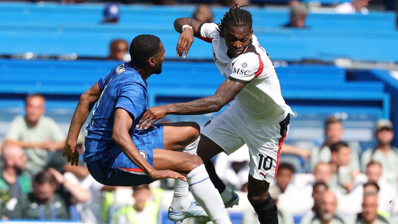 Rossoneri in dieci per oltre un’ora: autogol ed espulsione, giornataccia per Coubis. Joao Pedro e Delap (doppietta) dilagano, l’unico squillo del Diavolo è di Fofana. .