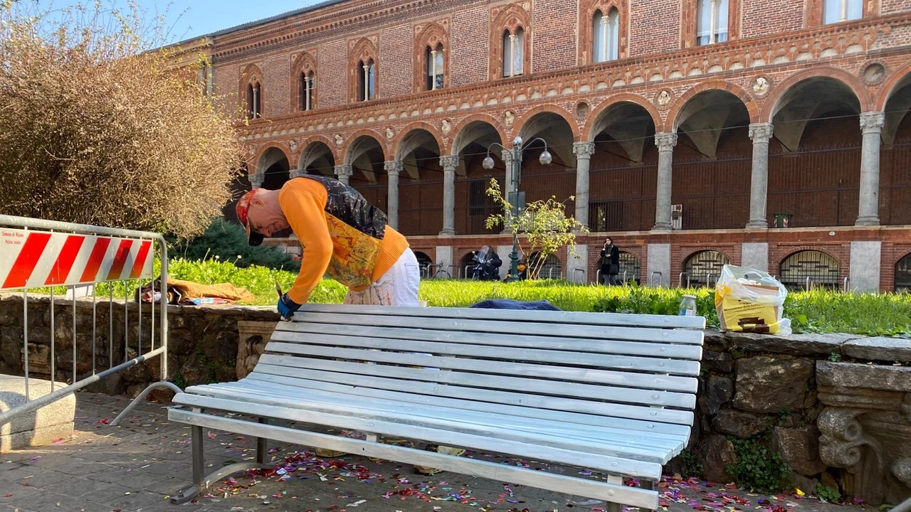 La pitturazione della panchina nei Giardini Cederna La pitturazione della panchina nei Giardini Cederna