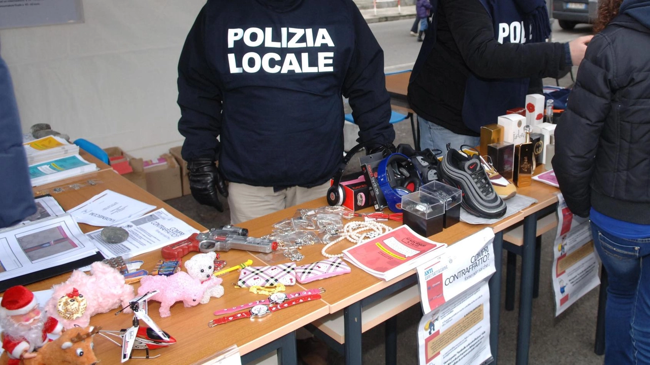 Al mercato lo stand degli agenti della polizia locale con alcuni esempi di prodotti contraffatti