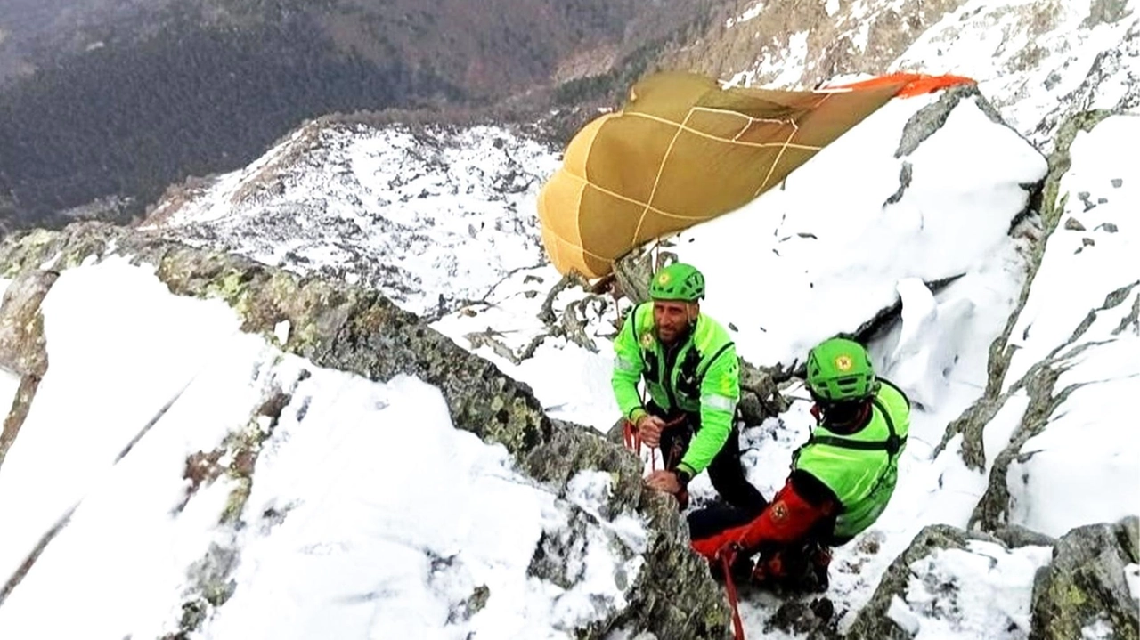 Gli uomini del Soccorso alpino che hanno recuperato il pilota che si è salvato Gli uomini del Soccorso alpino che hanno recuperato il pilota che si è salvato