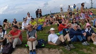 Al mattino la camminata fino alla vetta del Monte San Primo, al pomeriggio evento teatrale e mini concerto di...