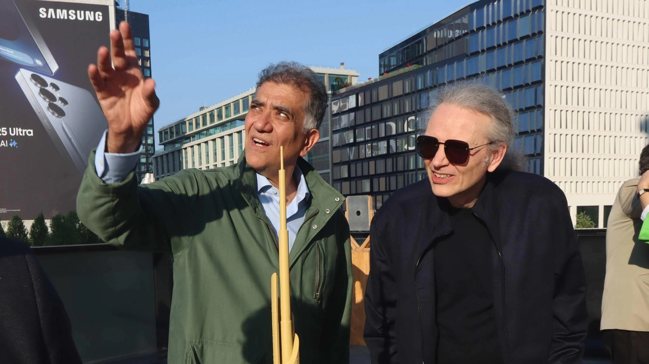L’artista Ramak Fazel rivolge il suo sguardo verso una porzione del cielo di Milano, città in cui ha vissuto tra...