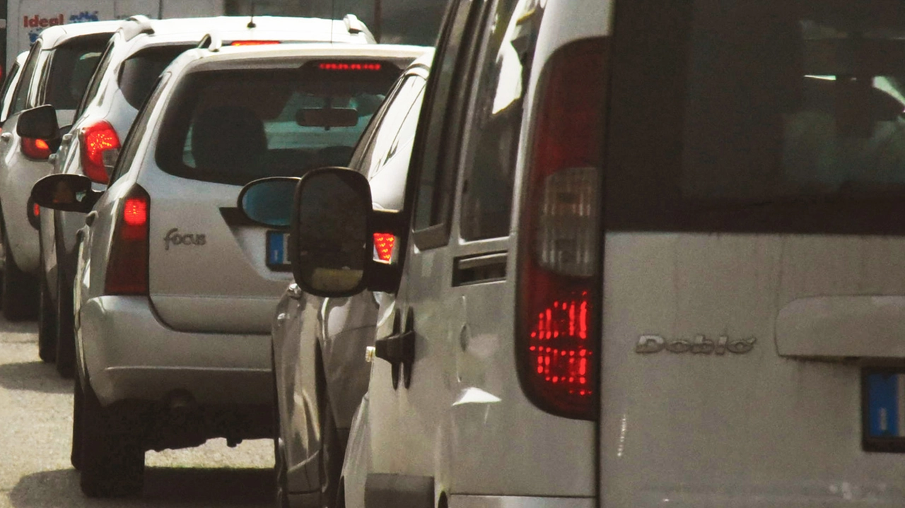 Auto in coda, caos parcheggio il Primo Maggio