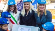 La posa simbolica della prima pietra ha dato il via al cantiere che vedrà un nuovo polo didattico attento all’ambiente La posa simbolica della prima pietra ha dato il via al cantiere che vedrà un nuovo polo didattico attento all’ambiente