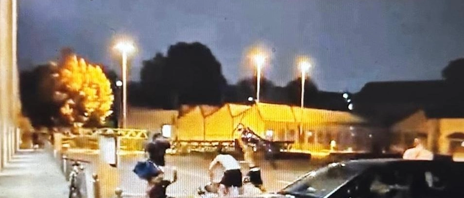 Aggressione choc a Monza: ragazzi pestati dai maranza per una cassa acustica