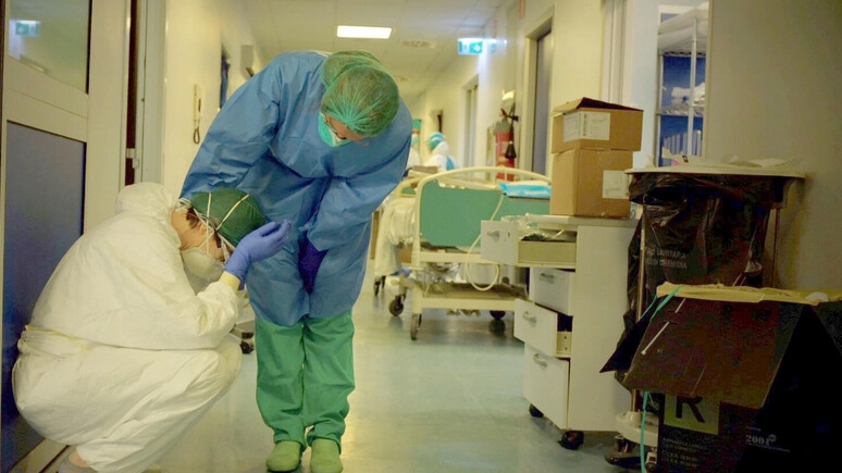 Medici ospedalieri: carichi di lavoro sempre più pesanti e stipendi fra i più bassi d’Europa sono i nodi principali da sciogliere Medici ospedalieri: carichi di lavoro sempre più pesanti e stipendi fra i più bassi d’Europa sono i nodi principali da sciogliere