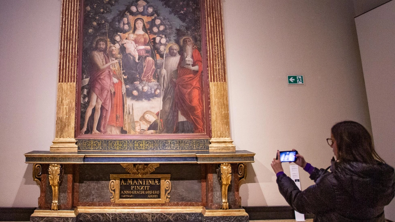 “Madonna con il Bambino fra santi e angeli” di Mantegna, nella Sala della Balla “Madonna con il Bambino fra santi e angeli” di Mantegna, nella Sala della Balla