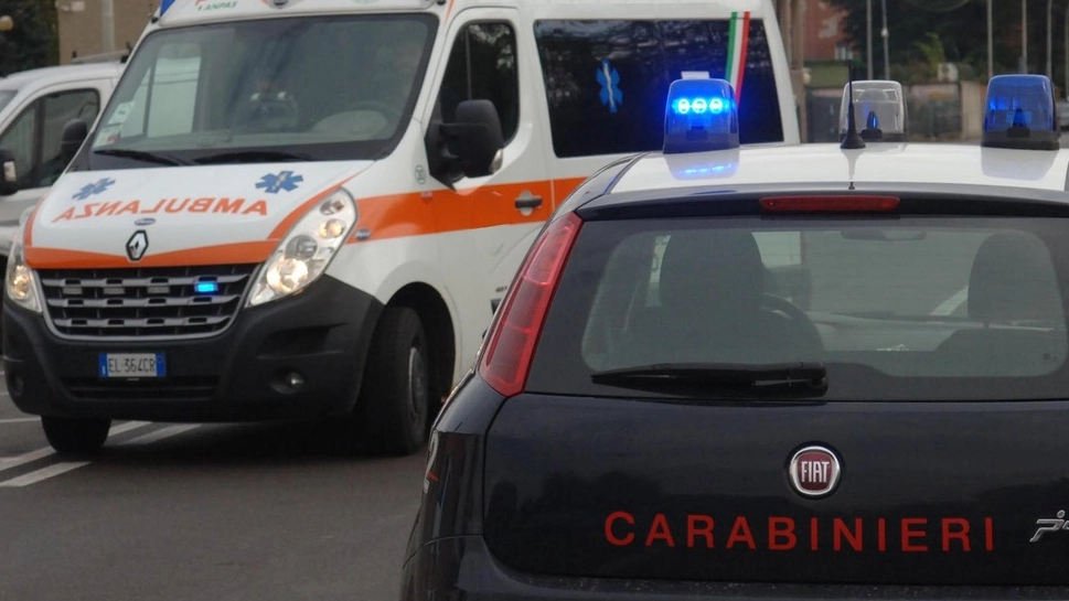 Ambulanza e carabinieri in azione (Foto archivio)