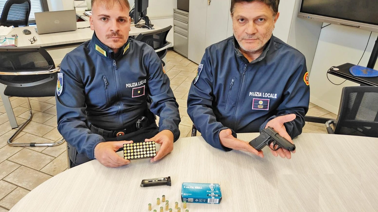 La polizia locale ha denunciato il ragazzo per porto d’armi e procurato allarme La polizia locale ha denunciato il ragazzo per porto d’armi e procurato allarme