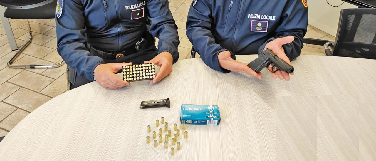 Colpi di pistola dal finestrino. Panico in centro, un denunciato