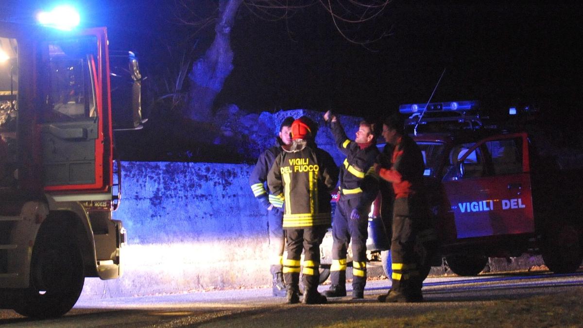 Abbiategrasso, rogo doloso in via Fusè: auto distrutte e danni a un appartamento