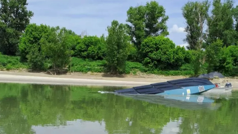 La barca ribaltata sul Po La barca ribaltata sul Po