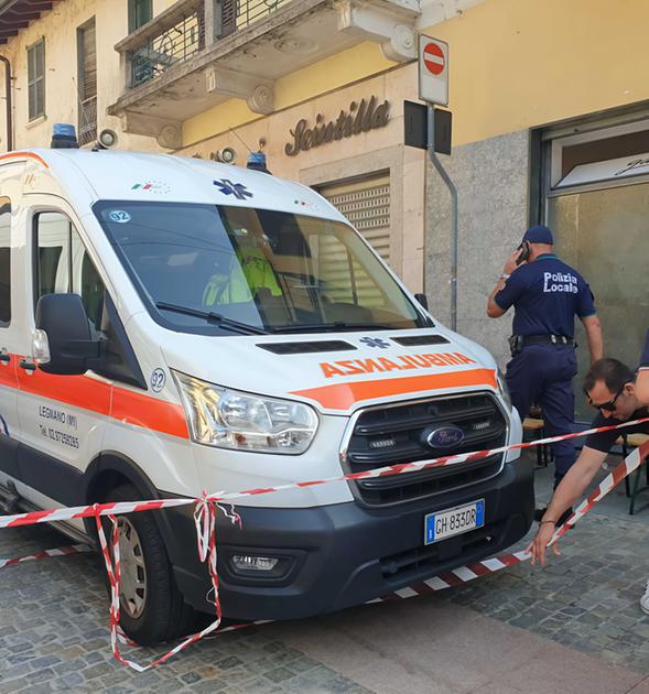Accoltellata dal compagno. La donna è fuori pericolo. Aggressore ancora in fuga Accoltellata dal compagno. La donna è fuori pericolo. Aggressore ancora in fuga