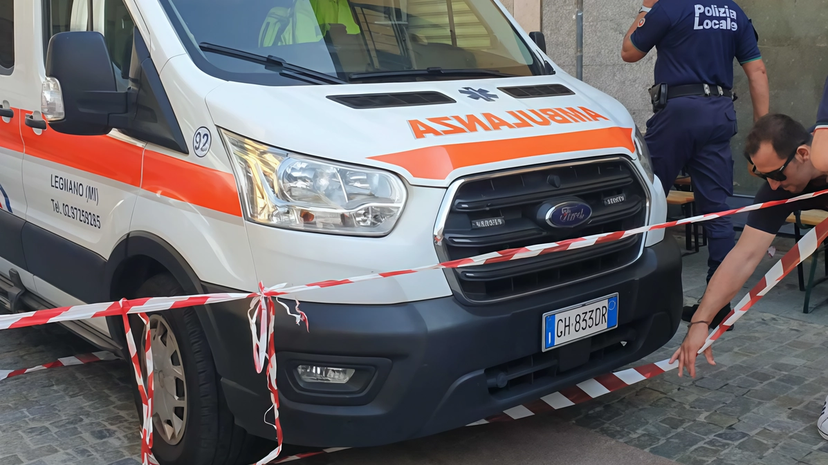 La donna accoltellata è stata soccorsa grazie all’intervento dei passanti