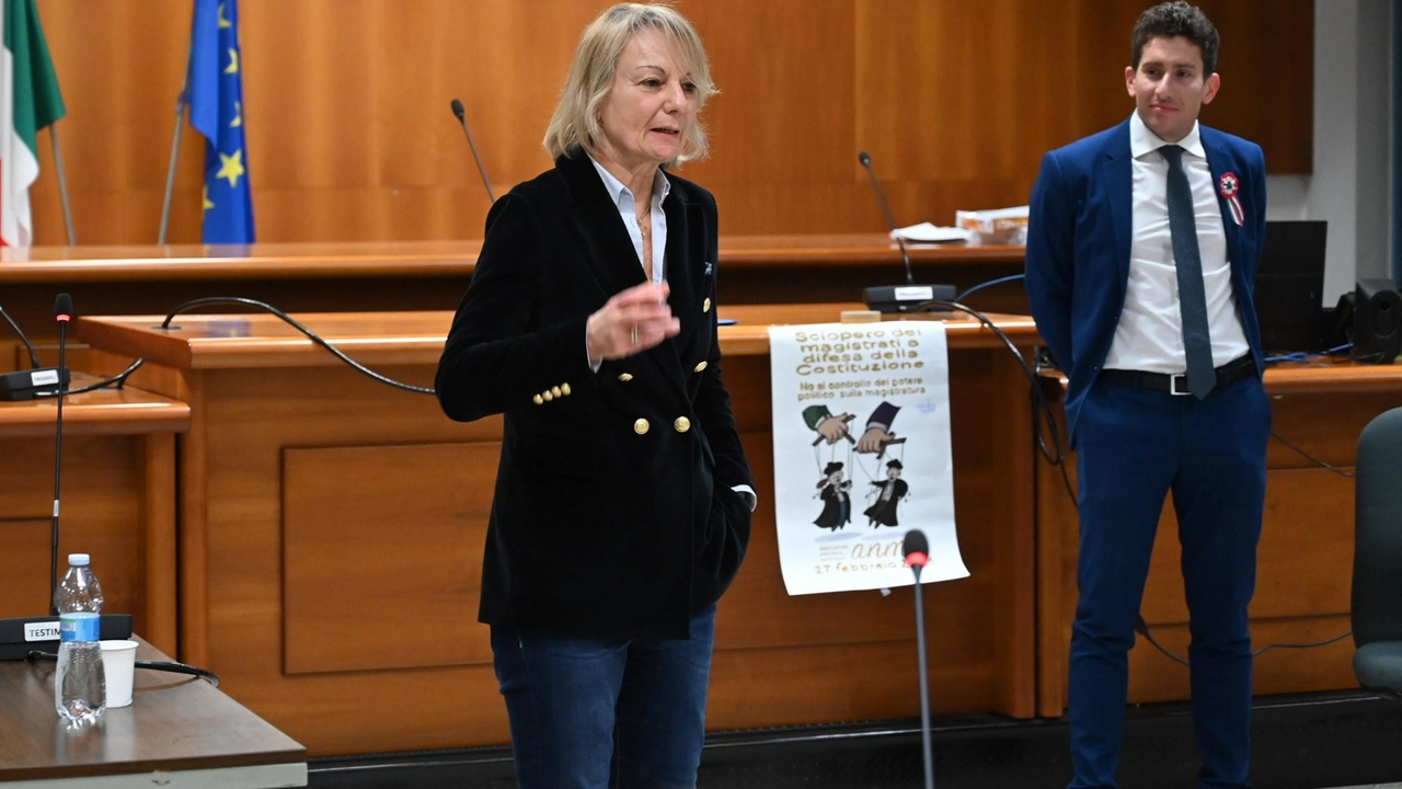 A scuola di legalità. In cattedra il professore di criminalità organizzata e il procuratore antimafia. Questa sera a Lecco si... A scuola di legalità. In cattedra il professore di criminalità organizzata e il procuratore antimafia. Questa sera a Lecco si...