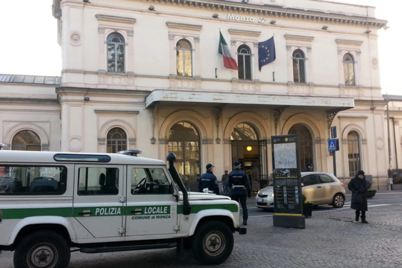 Una pattuglia della Polizia locale in stazione