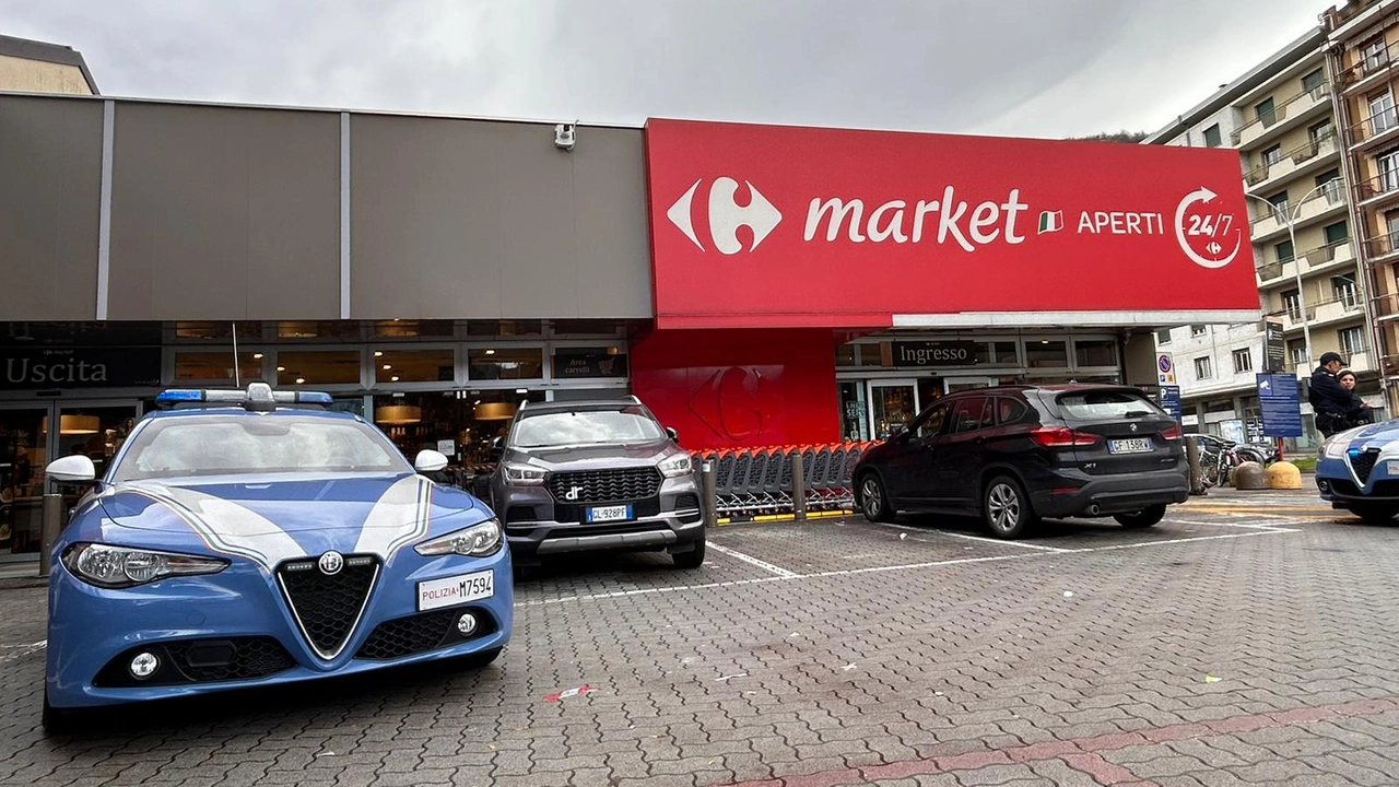 La polizia fuori dal supermercato Carrefour a Como La polizia fuori dal supermercato Carrefour a Como