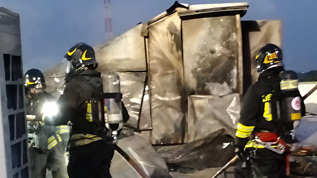 Incendio in azienda logistica a Melegnano: rogo sul tetto domato dai vigili del fuoco senza feriti né danni strutturali. Indagini in corso sulle cause. Incendio in azienda logistica a Melegnano: rogo sul tetto domato dai vigili del fuoco senza feriti né danni strutturali. Indagini in corso sulle cause.