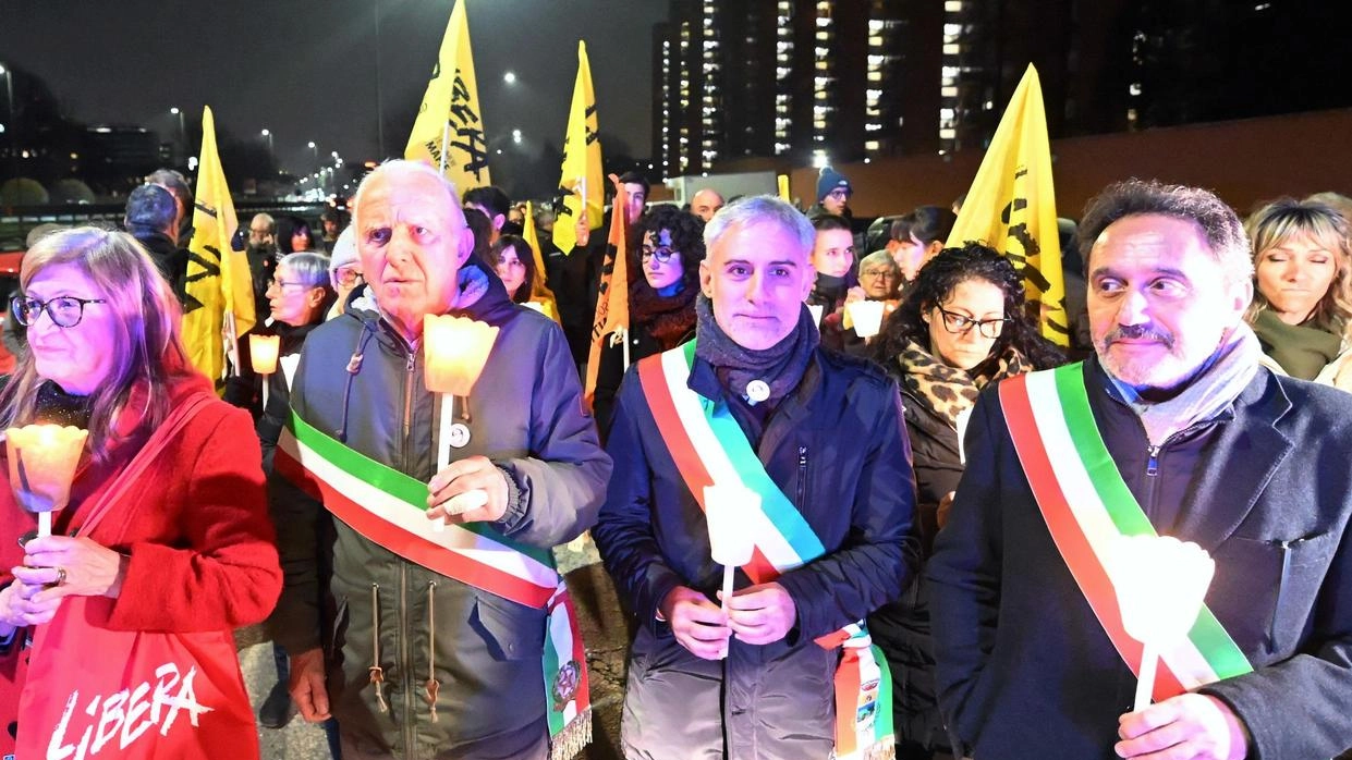 Centinaia di fiaccole in ricordo di Pietro Sanua, il commerciante ambulante e sindacalista ucciso dalla ‘ndrangheta 30 anni fa.... Centinaia di fiaccole in ricordo di Pietro Sanua, il commerciante ambulante e sindacalista ucciso dalla ‘ndrangheta 30 anni fa....