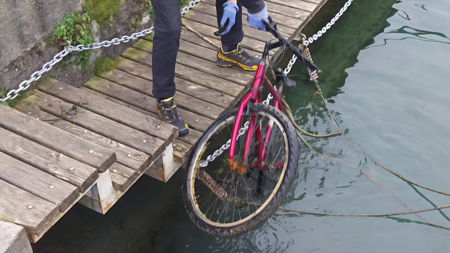 Enzo Fattorri con la bicicletta recuperata dal fondale del porto di Rivoltella Enzo Fattorri con la bicicletta recuperata dal fondale del porto di Rivoltella