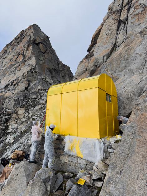 Rulli e pittura nello zaino di cinque ragazzi: il bivacco Zanon Morell al Passo del Tonale brilla di nuovo