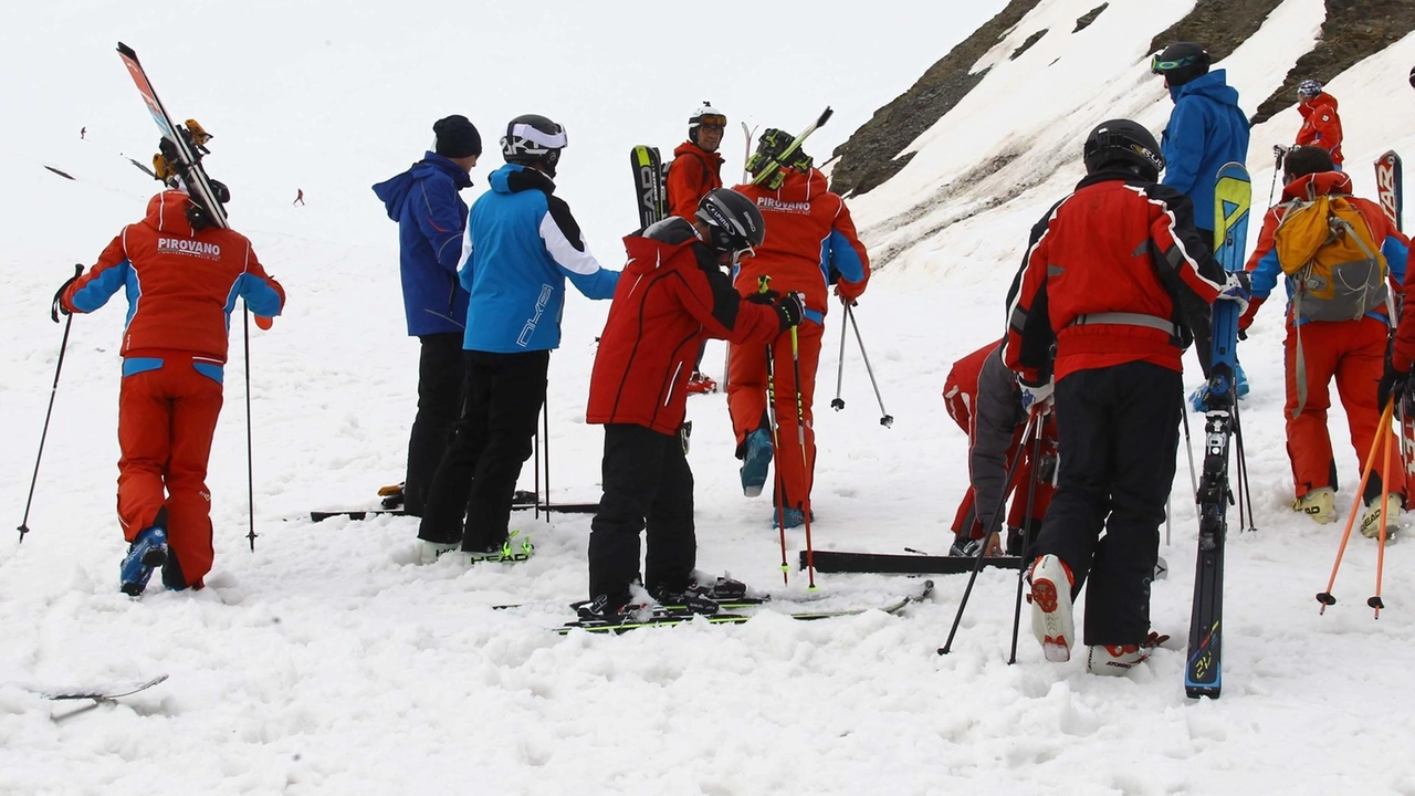 Allo Stelvio si è incominciato a sciare a fine maggio e lo si farà fino a novembre Nonostante il caldo il manto nevoso tiene Allo Stelvio si è incominciato a sciare a fine maggio e lo si farà fino a novembre Nonostante il caldo il manto nevoso tiene