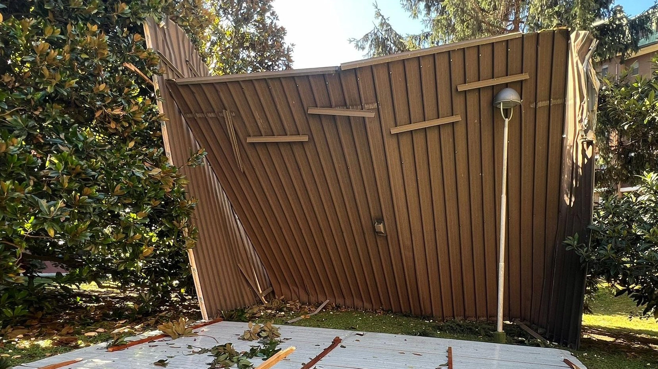 Scoperchiata dal forte vento una palazzina in via Matteotti ad Assago Il tetto è volato all’interno del cortile condominiale, per fortuna nessun ferito Scoperchiata dal forte vento una palazzina in via Matteotti ad Assago Il tetto è volato all’interno del cortile condominiale, per fortuna nessun ferito