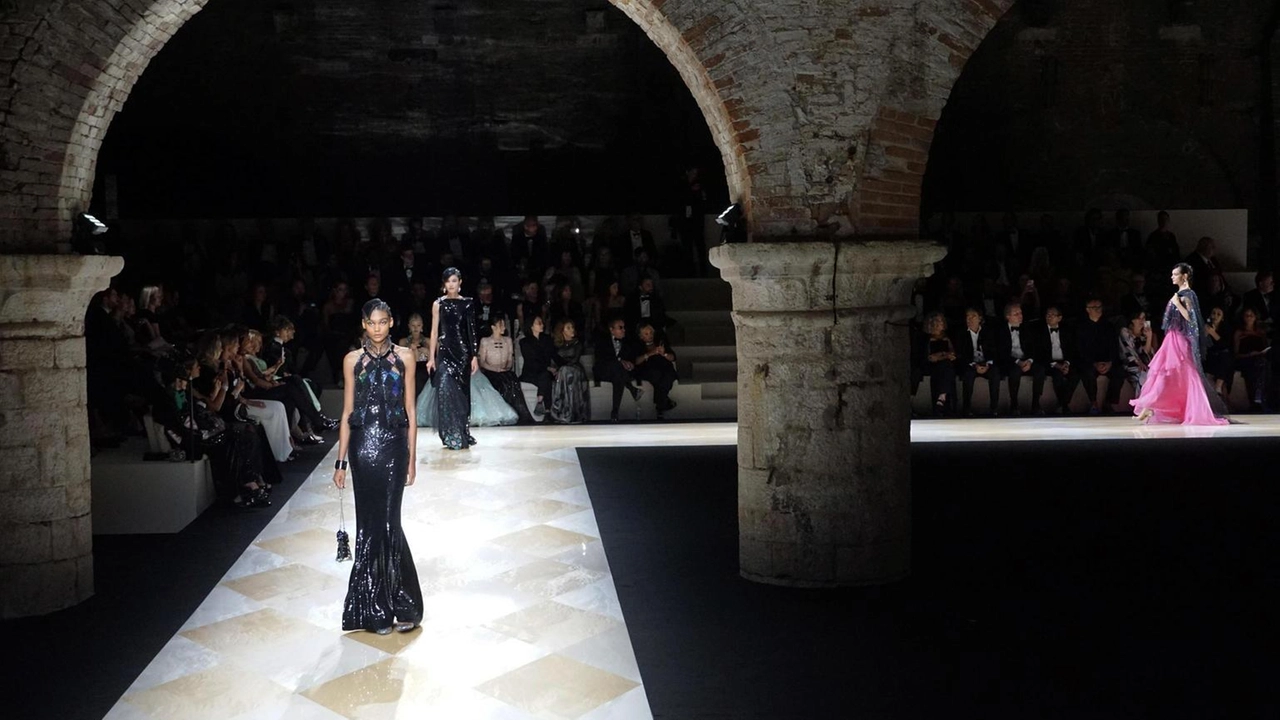 Una sfilata di moda di Giorgio Armani Una sfilata di moda di Giorgio Armani