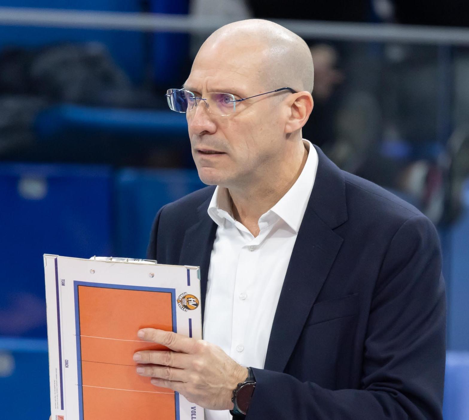 L’italiano che allena gli iraniani del volley:: "Giocatori sgomenti, temono per i familiari" L’italiano che allena gli iraniani del volley:: "Giocatori sgomenti, temono per i familiari"