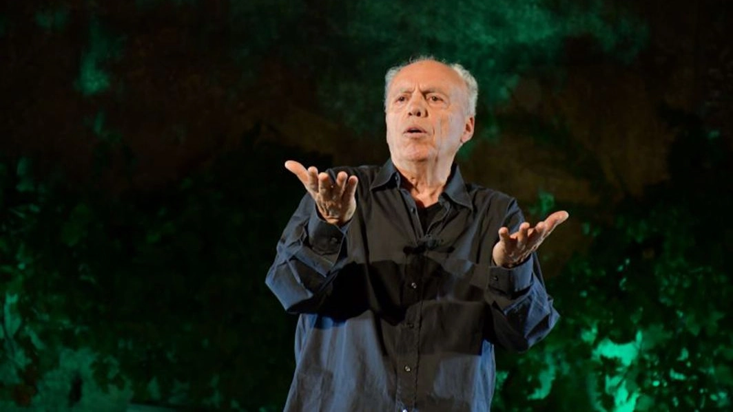 Mario Pirovano in “Mistero Buffo” di Dario Fo e Franca Rame sabato in Auditorium