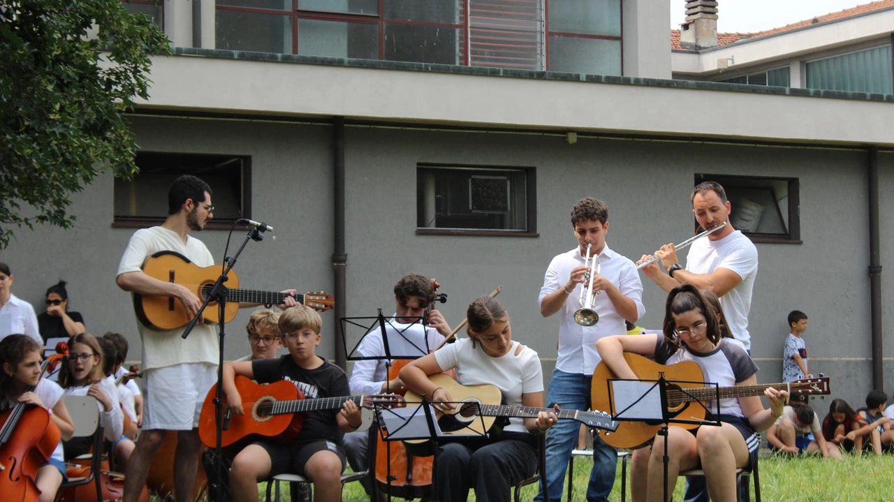 In vista della chiusura dell’anno scolastico, l’istituto comprensivo Antonio Gramsci ha proposto una lezione musicale a cielo aperto. Oltre 60... In vista della chiusura dell’anno scolastico, l’istituto comprensivo Antonio Gramsci ha proposto una lezione musicale a cielo aperto. Oltre 60...