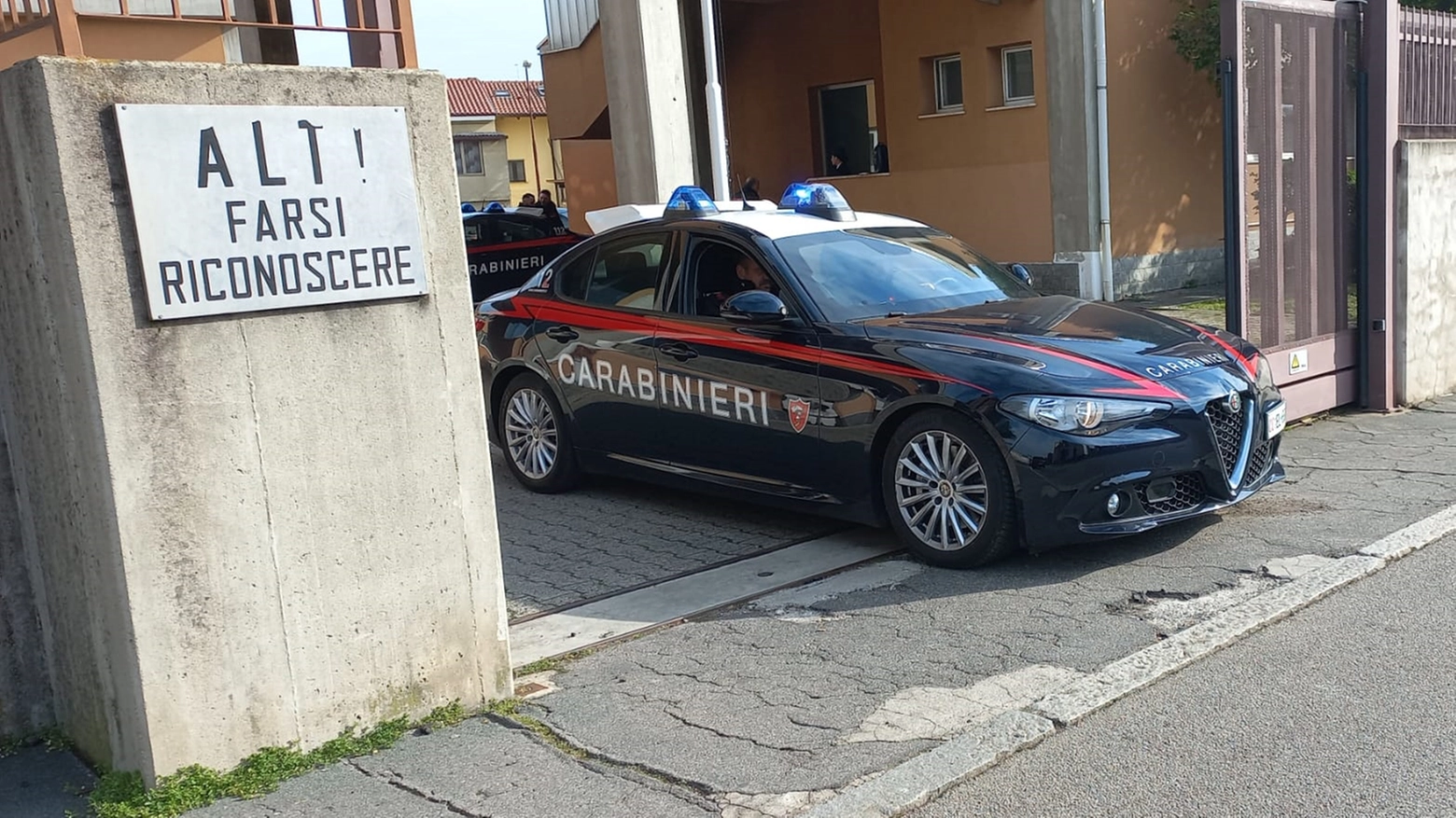 L'uomo, già alterato dall'alcol, ha aggredito i carabinieri giunti sul posto