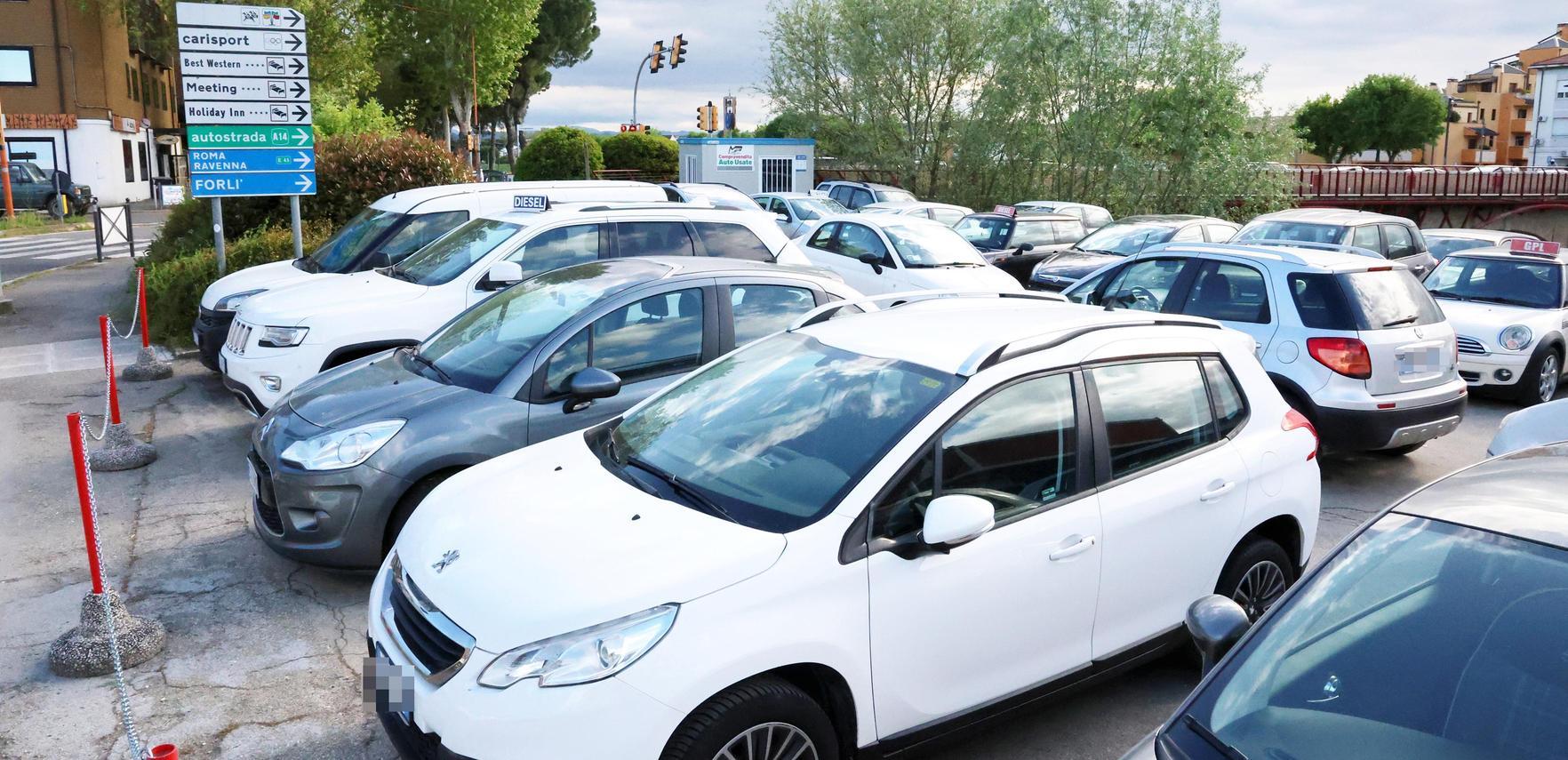 L’appuntamento al ristorante, la caparra intascata e la fuga. Ecco come agiva la banda che vendeva su Internet auto inesistenti L’appuntamento al ristorante, la caparra intascata e la fuga. Ecco come agiva la banda che vendeva su Internet auto inesistenti