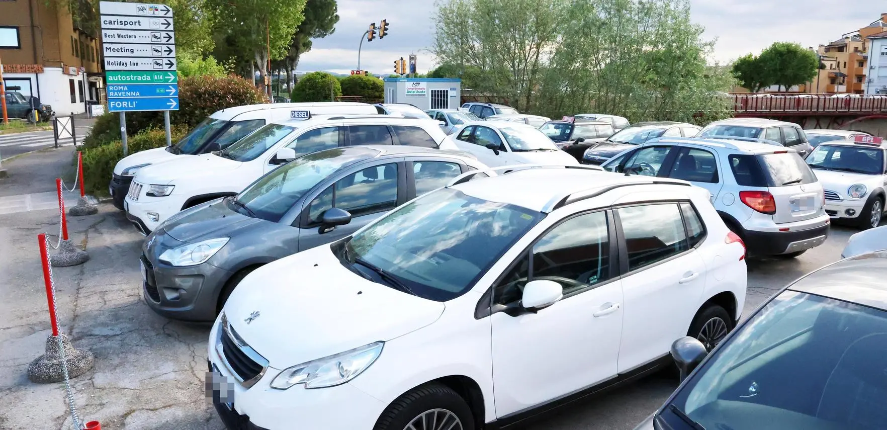 L’appuntamento al ristorante, la caparra intascata e la fuga. Ecco come agiva la banda che vendeva su Internet auto inesistenti